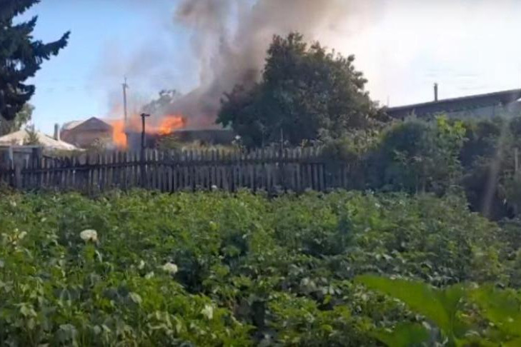 Бродяги случайно сожгли старый чужой дом в Бердске