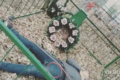На могилу ветерана «лег отдохнуть» новосибирский школьник
