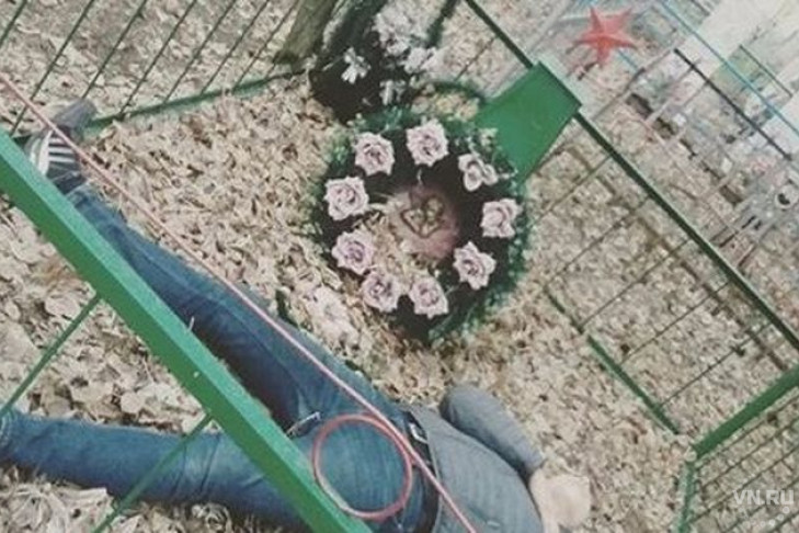 На могилу ветерана «лег отдохнуть» новосибирский школьник