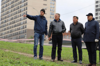 Новосибирцы озеленяют «Бугаков-парк»: высадят 400 кустарников и деревьев