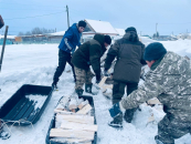 Семье военнослужащего СВО волонтеры помогли сложить дрова