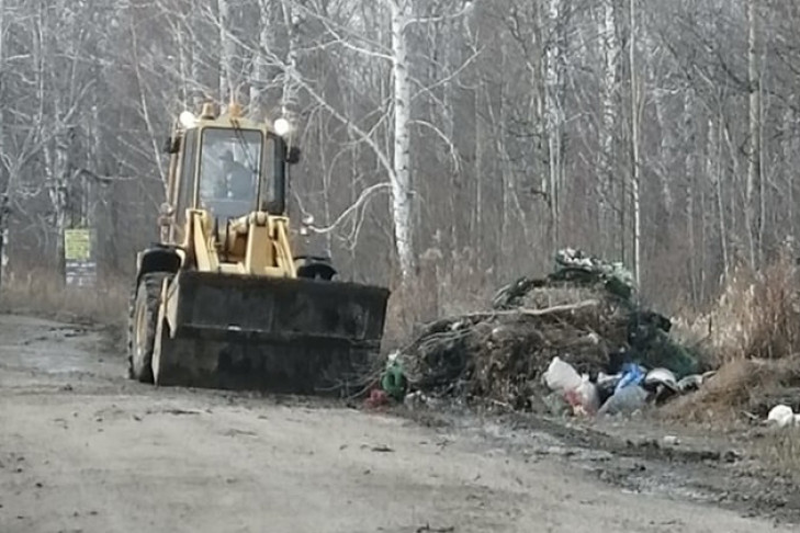 Кучи мусора вывозят с кладбища в Оби после экскурсии депутатов