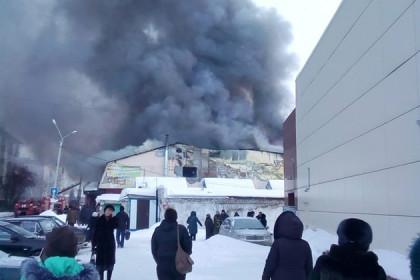 "Мы были в ужасе": что творится на пожаре на главном рынке Искитима