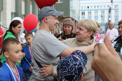 Переживший плен боец СВО вернулся к родным в Новосибирскую область
