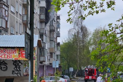 Людей спасают: горит дом на Линейной в Новосибирске