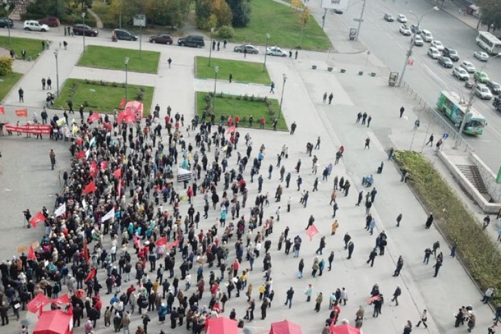  Около 400 новосибирцев собрались на митинг против пенсионной реформы перед ГПНТБ