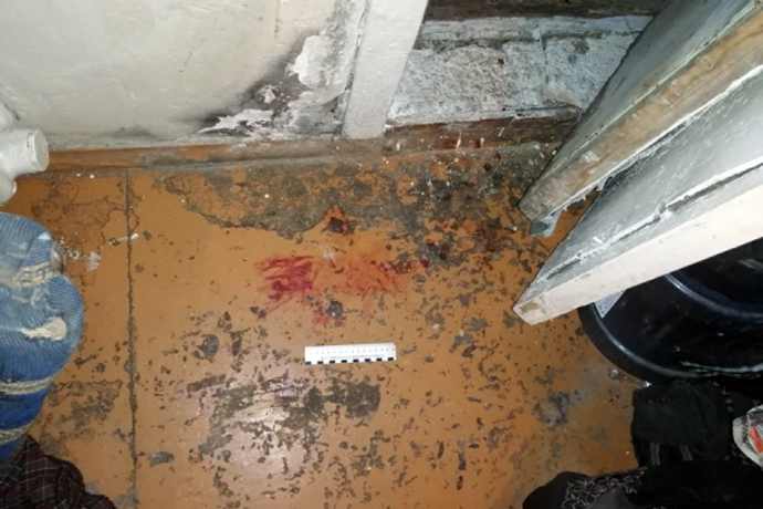 Труп с ножом в сердце нашли под окнами дома в Куйбышеве 