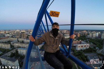Новосибирские экстремалы забрались на стрелу 110-метрового крана