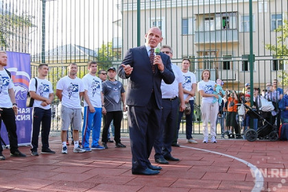 Олимпийские чемпионы поздравили жителей Ленинского района с открытием большой спортплощадки