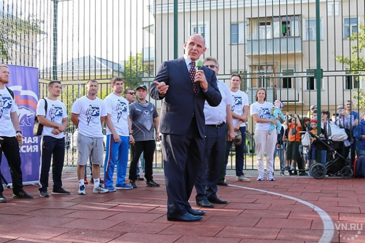 Олимпийские чемпионы поздравили жителей Ленинского района с открытием большой спортплощадки