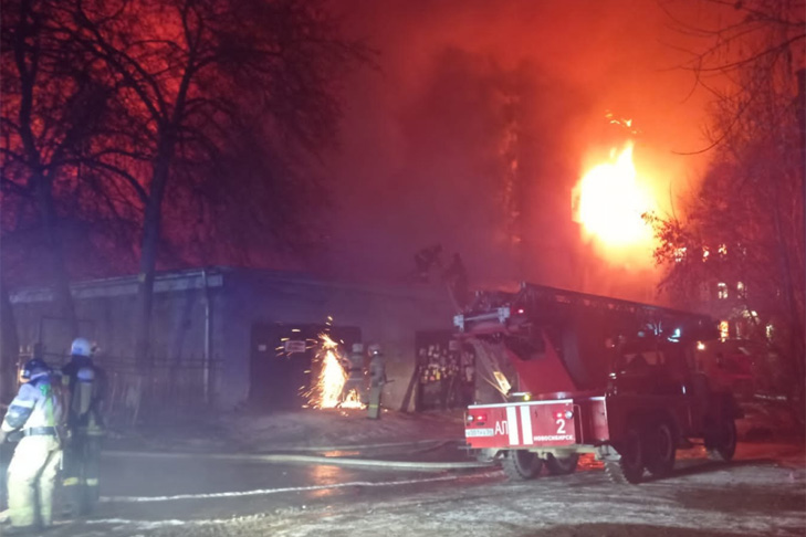 Более 60 пожарных ищут людей в заброшке на улице Пархоменко в Новосибирске