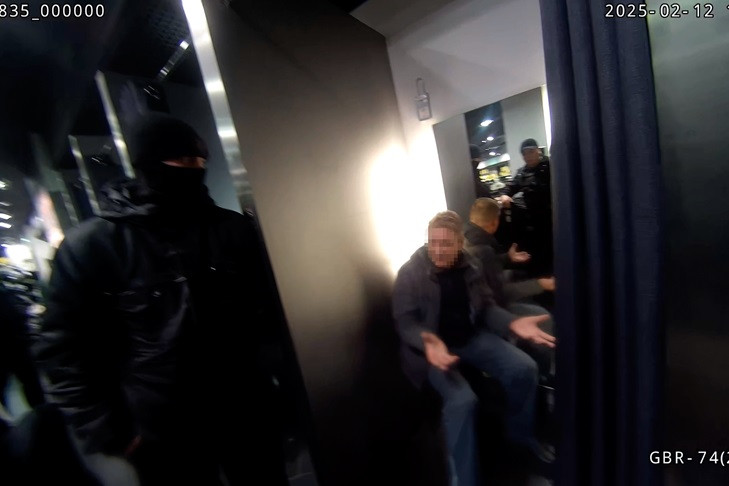 Покупатель серых штанов показал свое достоинство продавцам в Новосибирске