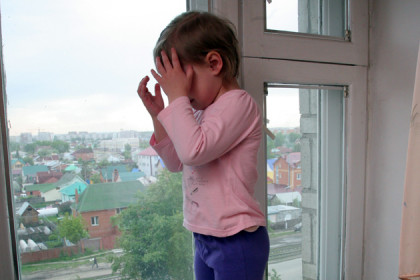 Четырехлетний малыш выпал из окна в Новосибирске