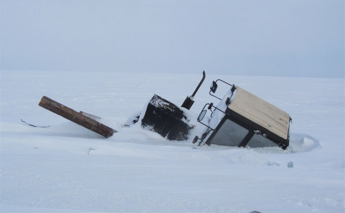 Трактор с вагончиком провалился под лед в Новосибирской области