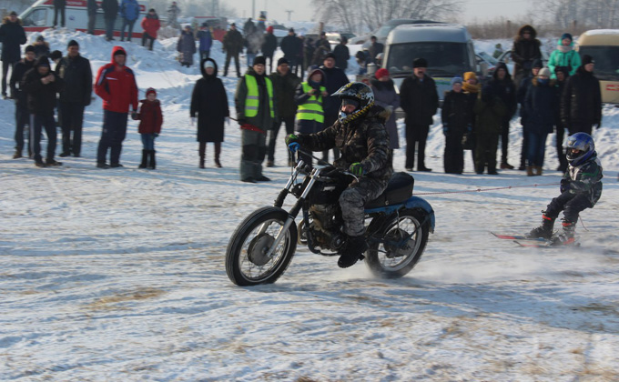 В езде на лыжах за мотоциклом соревновались в Тогучине