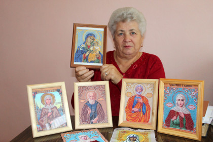 Более 20 икон вышила бисером пенсионерка из Чанов