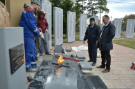 В Усть-Тарке устанавливают Вечный огонь