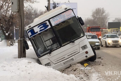 Автобус №13 опрокинулся в Новосибирске, люди таинственно исчезли