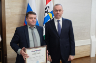 Губернатор Андрей Травников наградил замглавы Искитимского района за многолетний труд