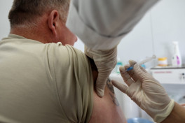 Три выходных после вакцинации от COVID-19 предложили давать в России