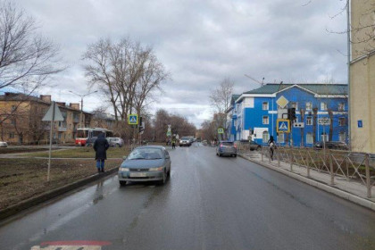 Пятнадцатилетнюю школьницу сбили на светофоре возле школы №109 в Новосибирске