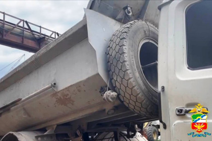 Житель Новосибирска украл с завода 15 тонн металла с помощью тайника в грузовике