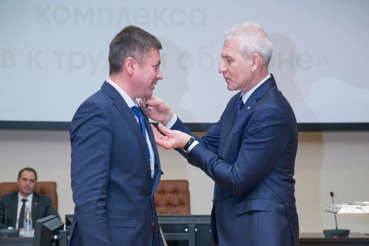 Золотой знак ГТО получил новосибирский министр спорта Сергей Ахапов