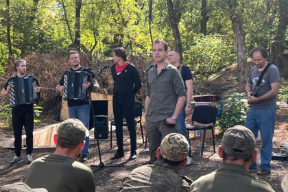 Новосибирские артисты поддержали концертами бойцов на передовой