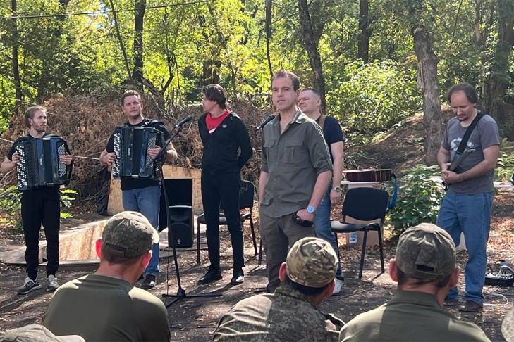 Новосибирские артисты поддержали концертами бойцов на передовой