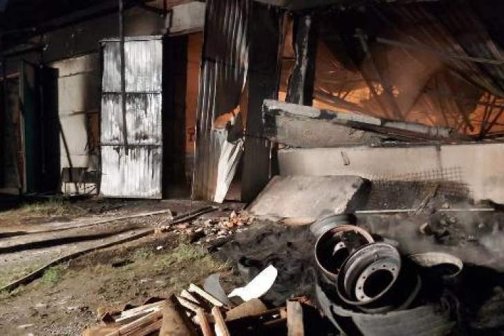 Ангар, полный техники, сгорел ночью под Новосибирском