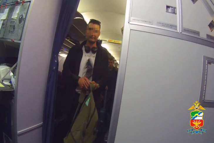 Пассажир за 500 рублей покурил на борту рейса Хабаровск-Новосибирск