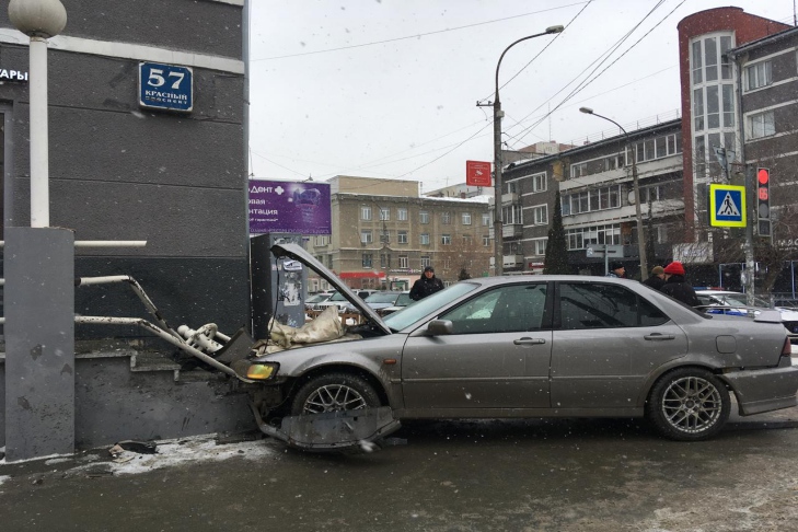 Водитель иномарки чуть не сбил мать с коляской на тротуаре Красного проспекта