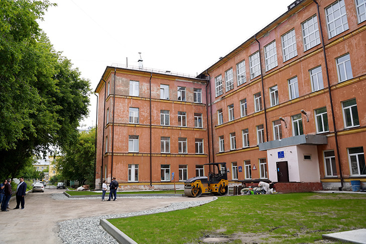 Партдесант «Единой России» проконтролировал капремонт в Лицее №126 – работы близятся к завершению, 1 сентября в родные стены вернутся более 800 учеников