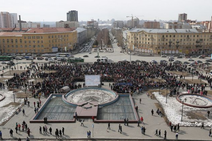 Тысячи новосибирцев присоединились к акции «Питер, мы с тобой!» 
