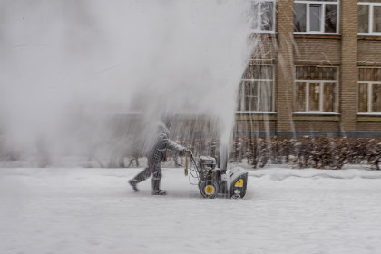 Очнулся без руки: житель Новосибирска стал дворником после ЧП с поездом