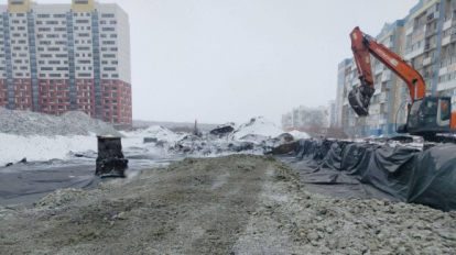 На улице Титова в Новосибирске строят ливнёвку для новой дороги