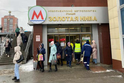 Букву «М» на входах станций обновил Новосибирский метрополитен