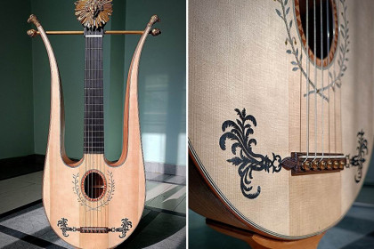 Новосибирский музыкант удивил зрителей игрой на лирогитаре