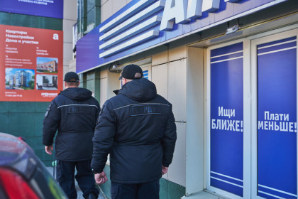 Лег спать в торговом зале: буйного новосибирца забрали высыпаться в больницу
