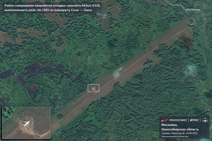 Спутник заснял аварийно севший Airbus в поле под Новосибирском