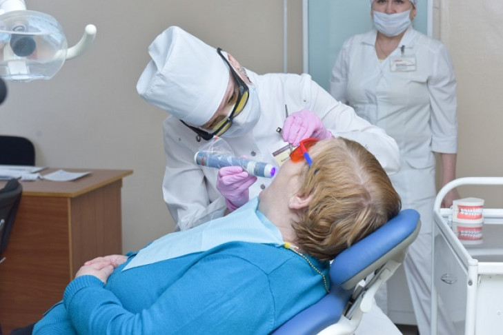 В Новосибирске стоматологи купили «фонарик» за 70 тысяч рублей