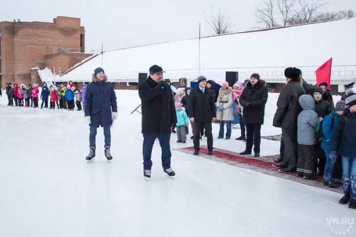 Глава Дзержинского района катался на коньках в рабочее время