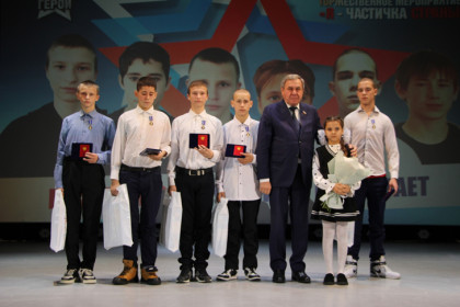 Медали за спасение людей вручили детям-героям в Новосибирской области