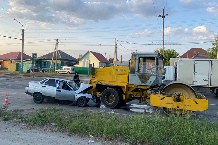 Машина залетела под асфальтоукладчик в Новосибирске — пострадали пять человек