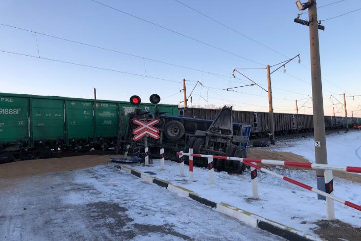 Электрички задержаны из-за схода локомотива после ДТП с «КамАЗом» в Новосибирской области