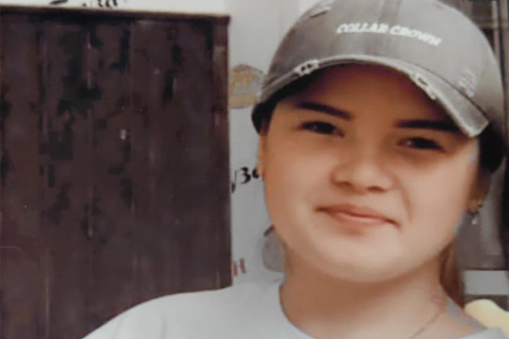 Школьницу в черной кепке уже месяц не могут найти в Новосибирске