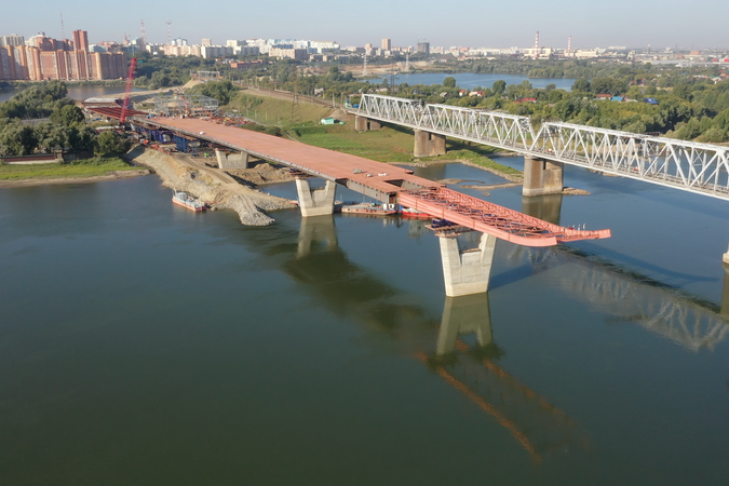 Пролет четвертого моста в Новосибирске дошел до середины Оби