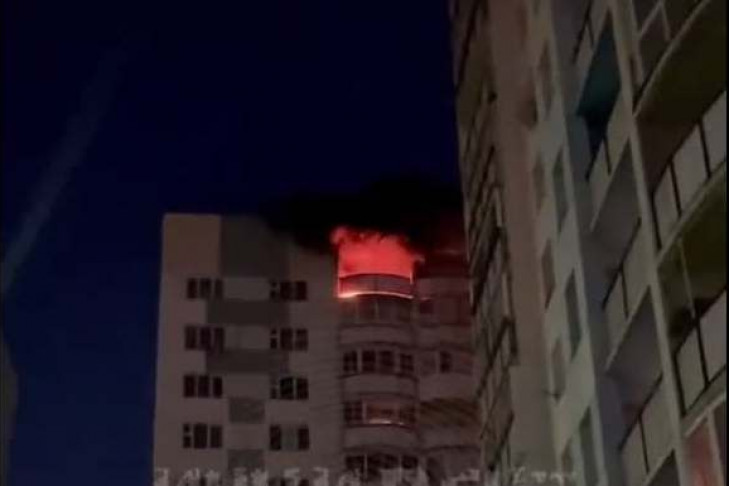 Балкон многоэжтажки вспыхнул из-за фейерверка в Новосибирске