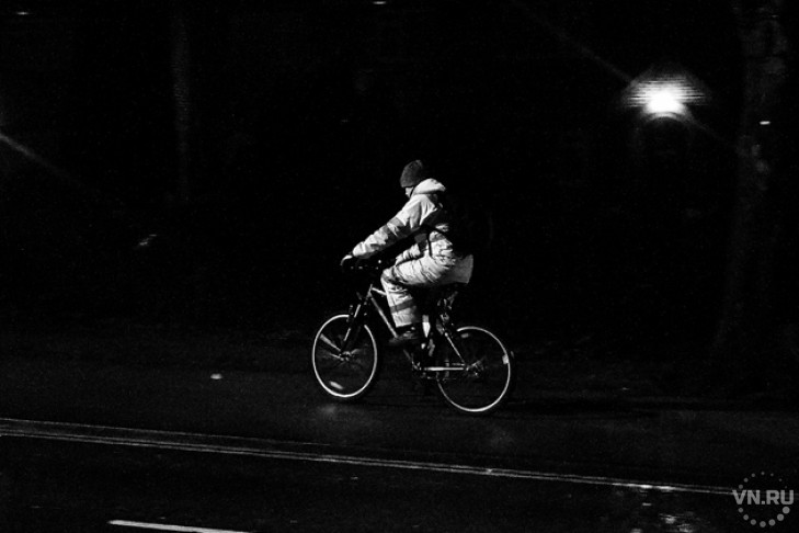 Темного велосипедиста на темной улице сбил молодой водитель