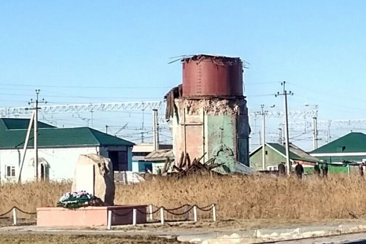 Башня-памятник рухнула из-за урагана в Новосибирской области 